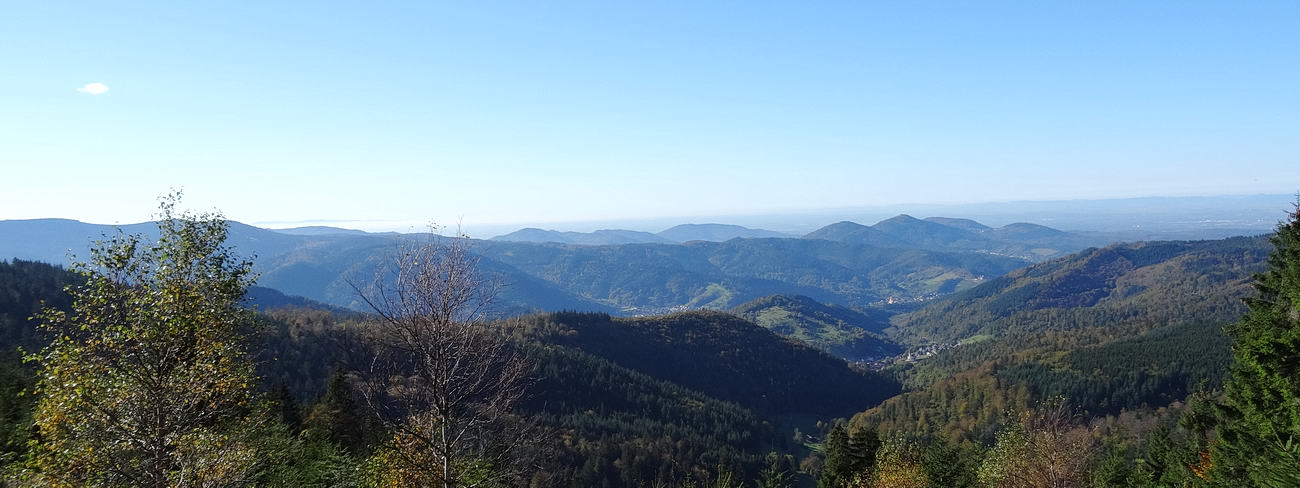 Ausguck vom Kaiser-Wilhelm Turm auf die Berge des Nord-Schwarzwaldes
